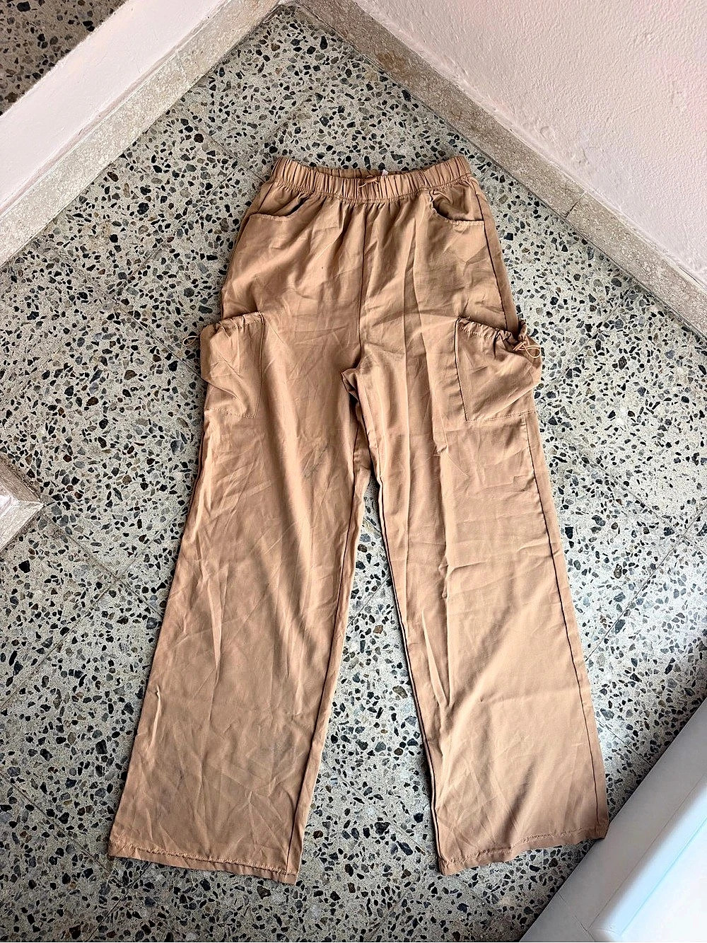 BUZz Wide Leg Cargo Pants in Brown Size Medium